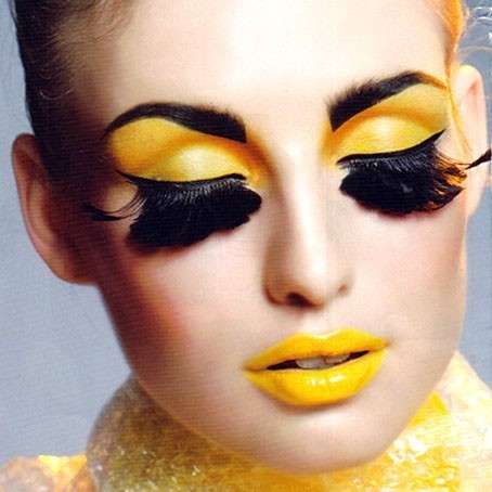 Makeup ispirato a Spongebob con ciglia fucsia e ombretto giallo