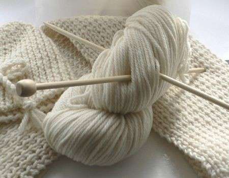 Come fare una sciarpa di lana bianca