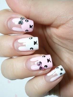 Coniglietto rosa sulle unghie