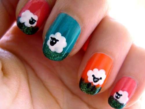 Nail art colorata con pecorelle