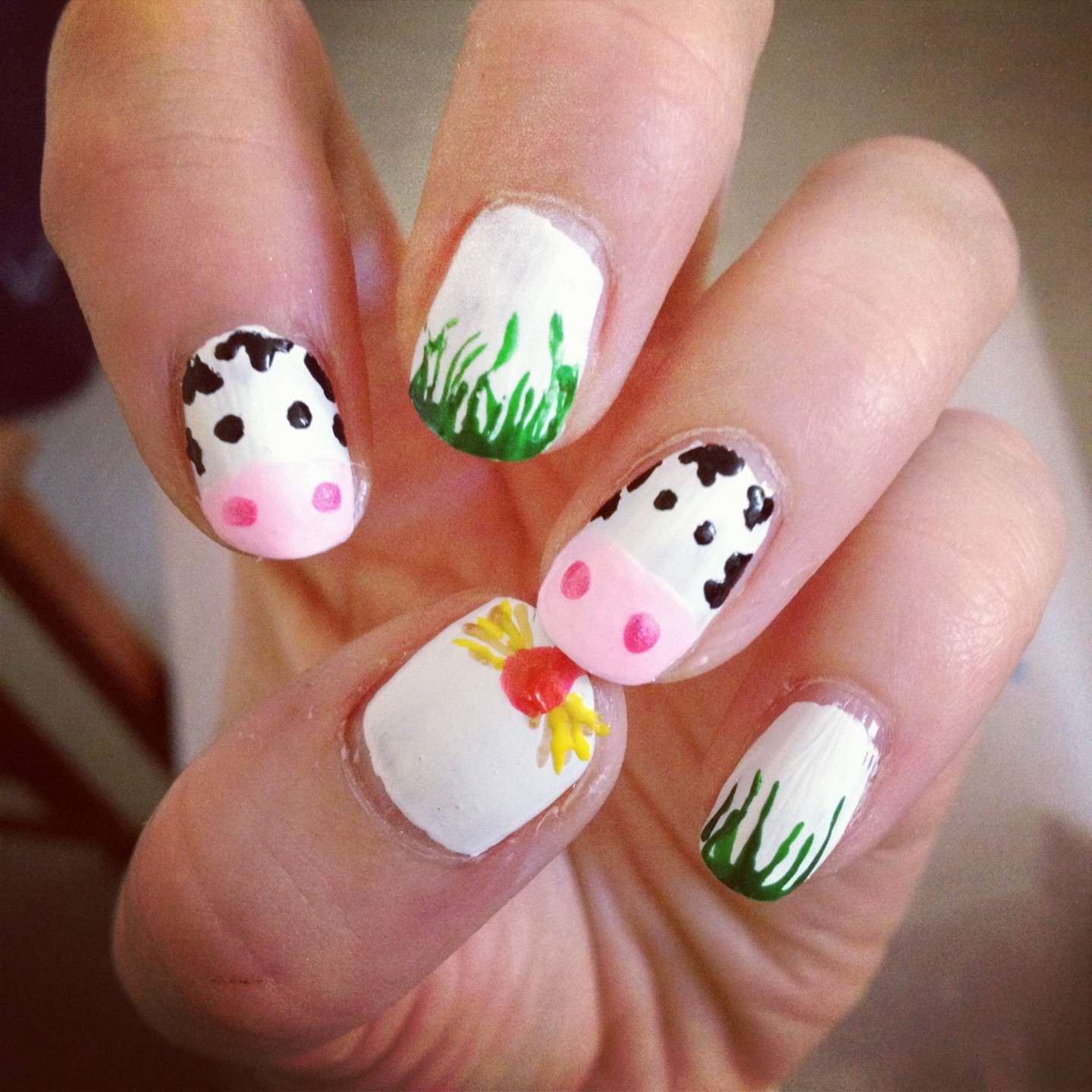 Divertente nail art con mucca