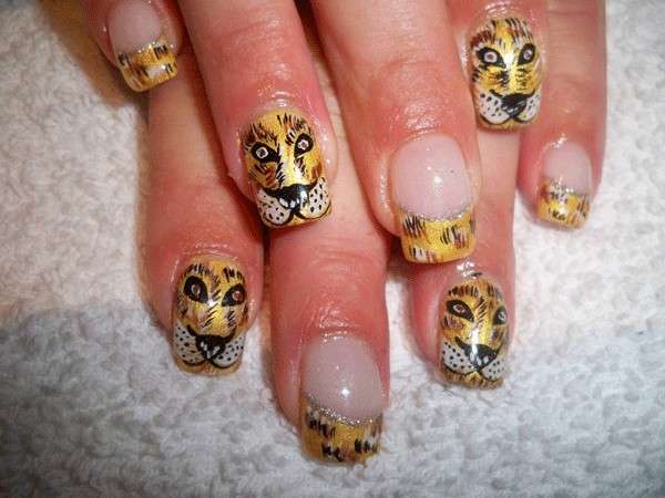 Una french manicure tigrata