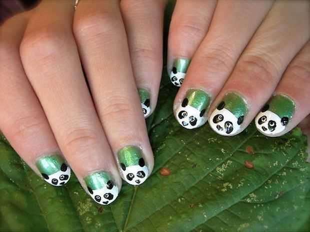 Nail art verde con panda