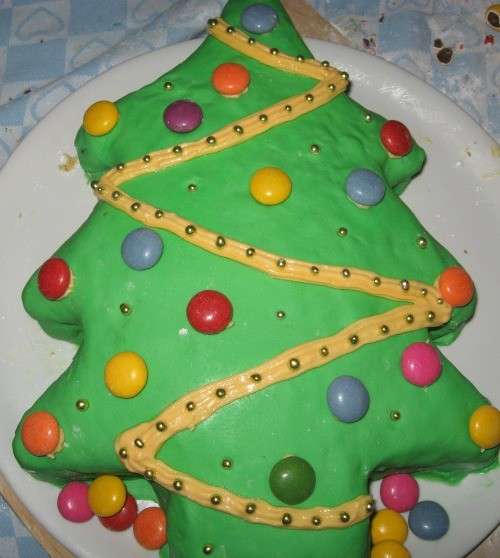 Torta natalizia con pasta di zucchero e smarties