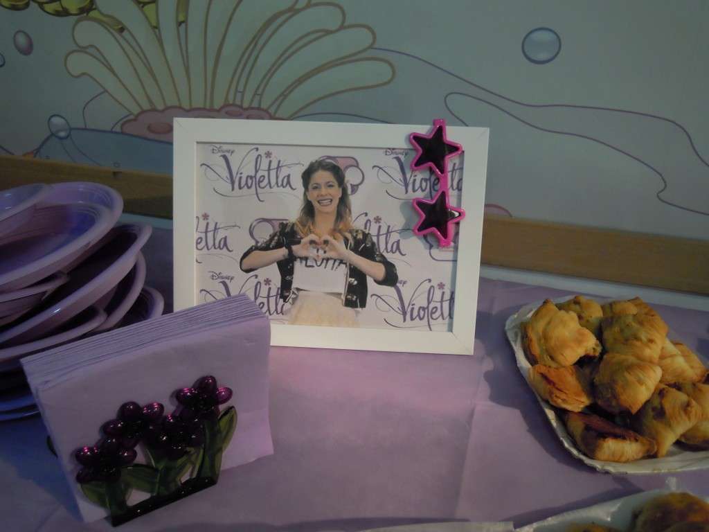Sul tavolo del buffet metti delle foto di Violetta