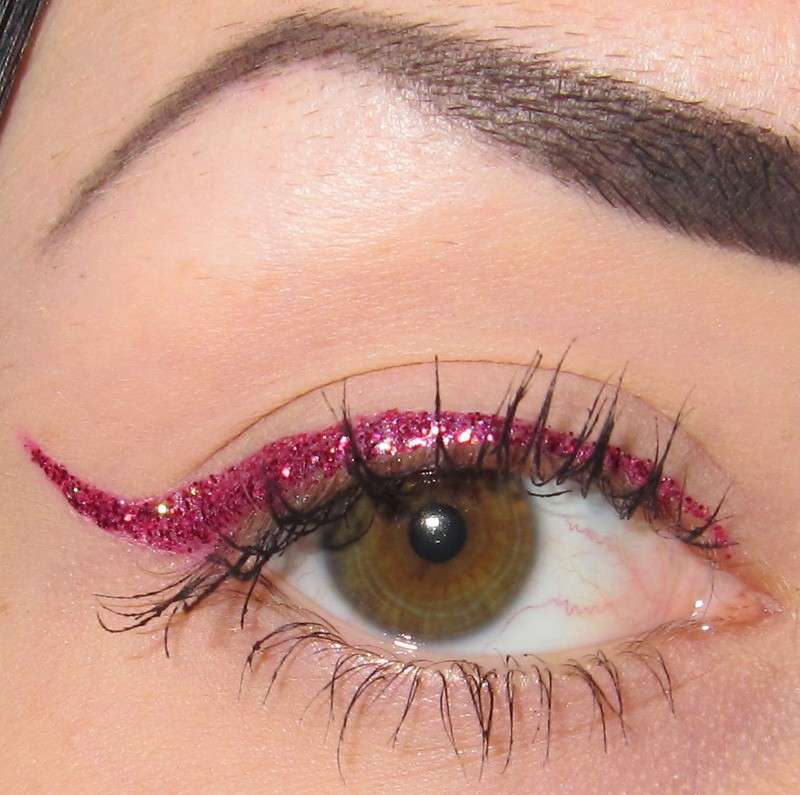 Il make up per le feste: eyliner glitterato rosa 