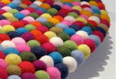 Tantissime palline di lana colorate