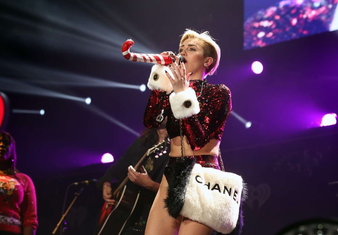 Miley Cyrus in stile natalizio sul palco