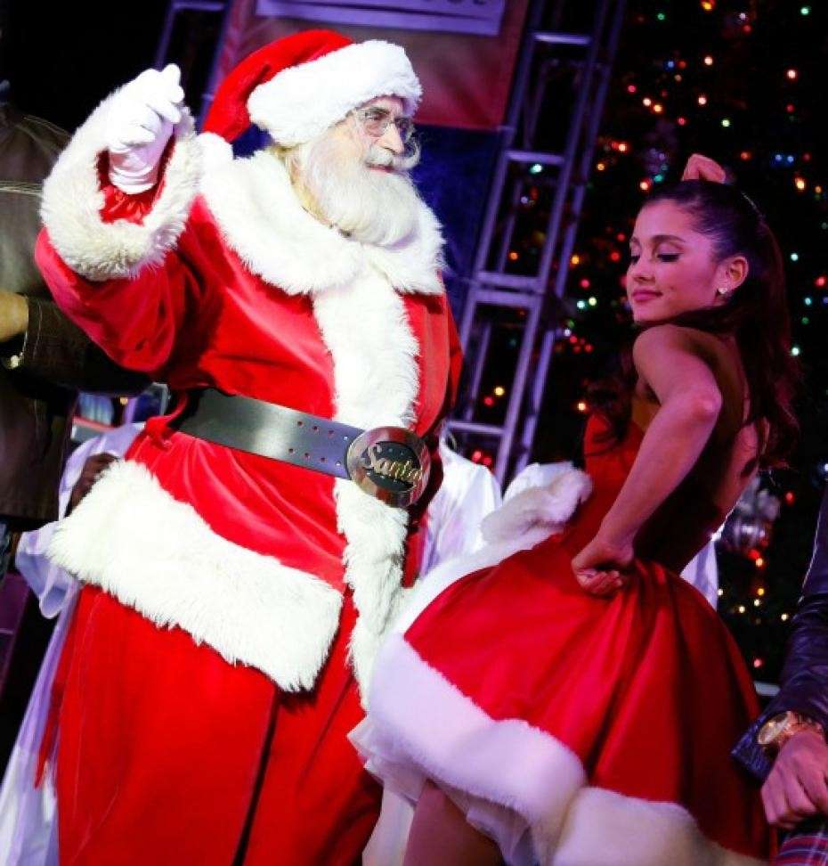 Ariana Grande sul palco a Natale