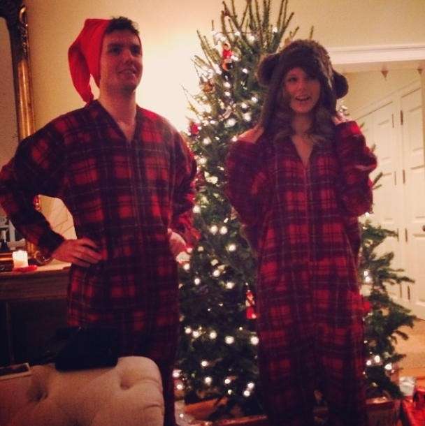 Scatto a casa di Taylor Swift in pigiama natalizio