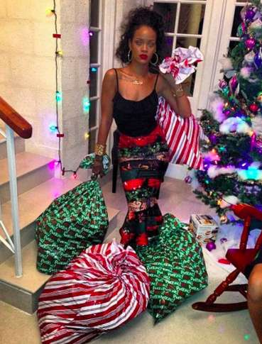 Look natalizio di Rihanna