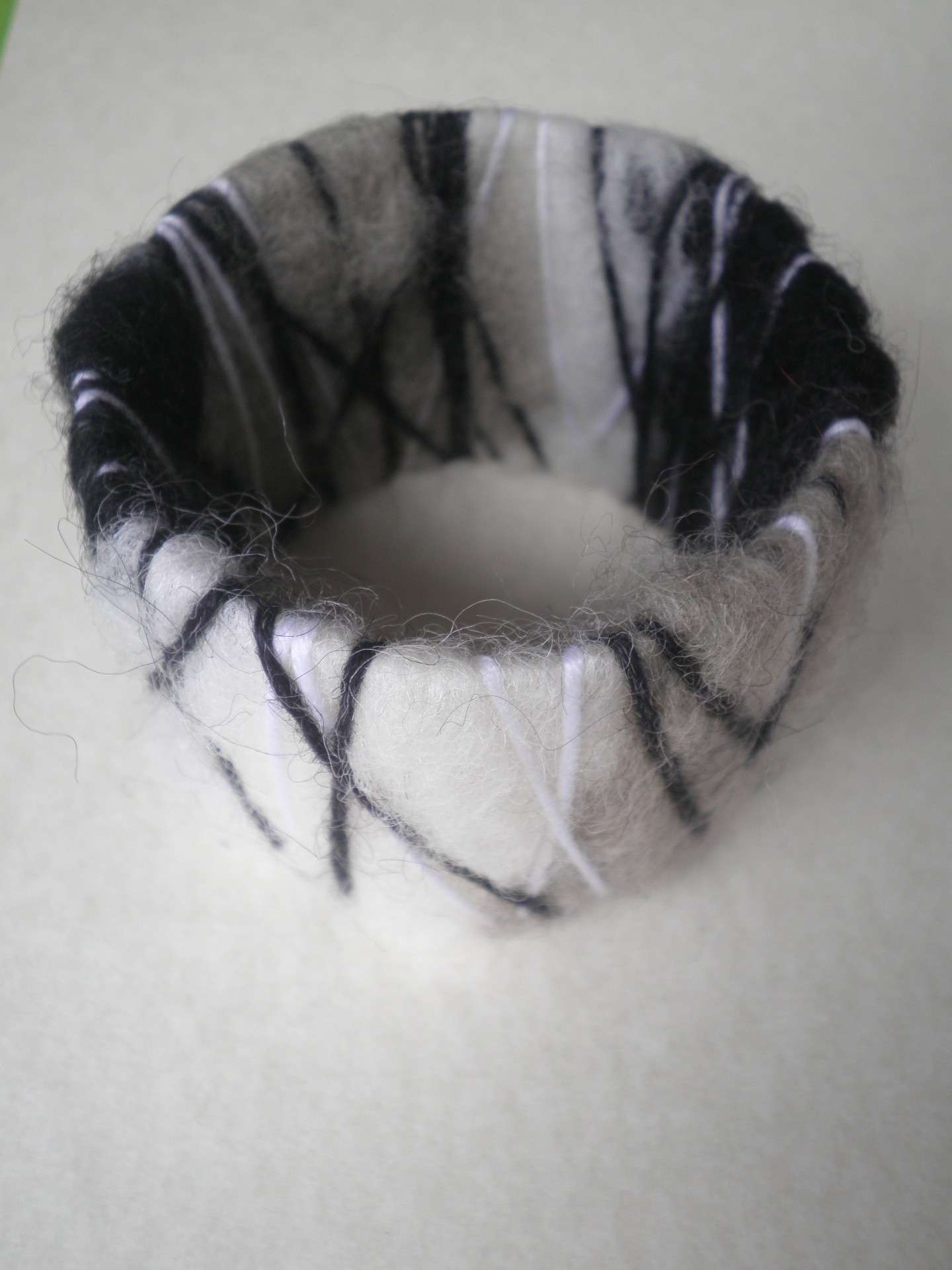 Bracciale di lana bianco e nero per Natale