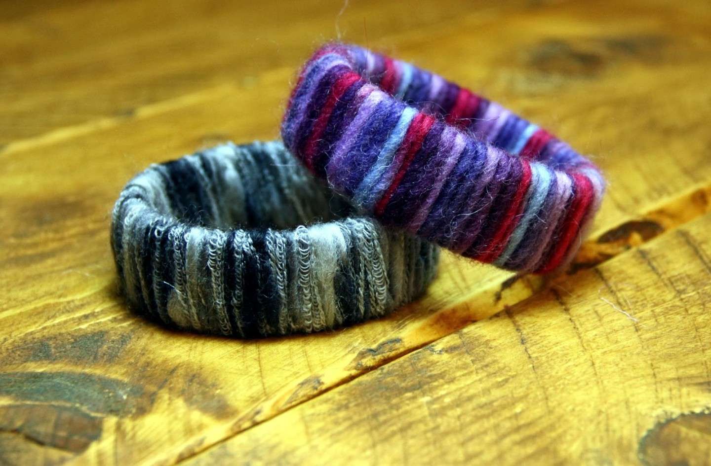 Bracciali di lana a righe colorate per Natale