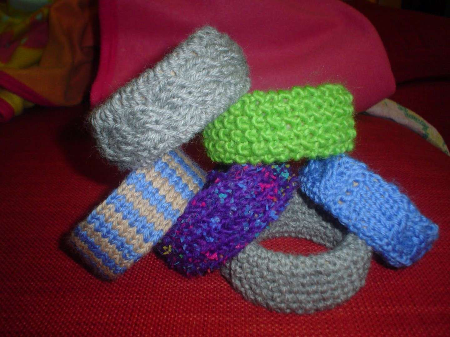 Regali di Natale fai te last minute a maglia: bracciali di lana colorati