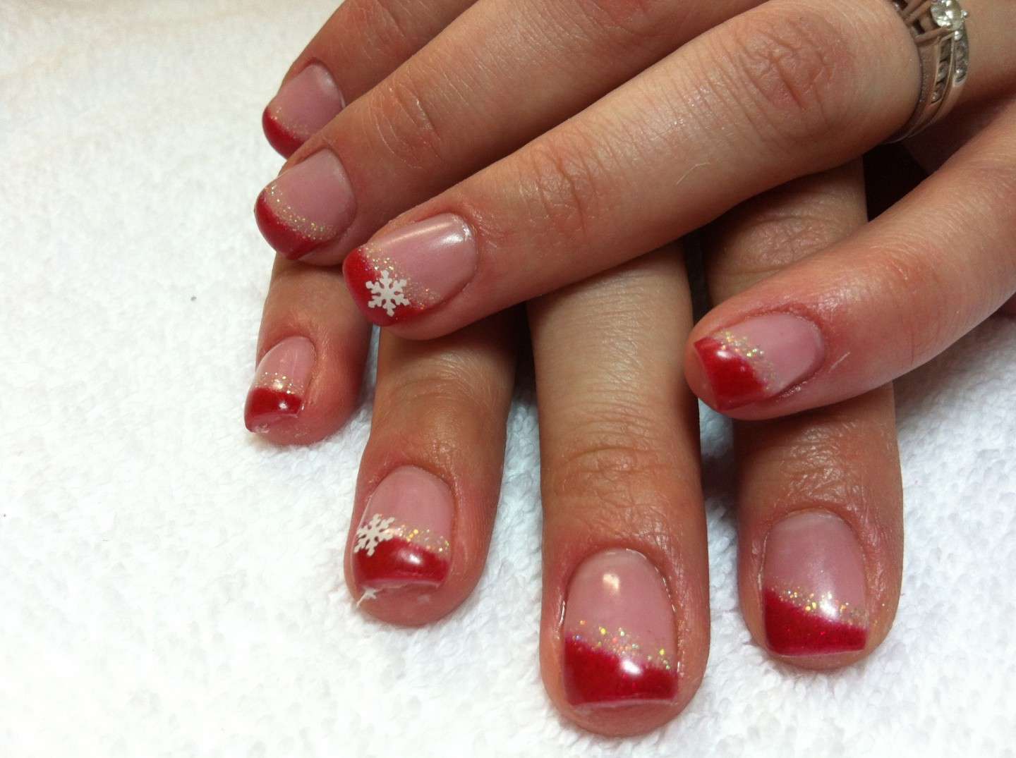 French manicure rossa con fiocco di neve