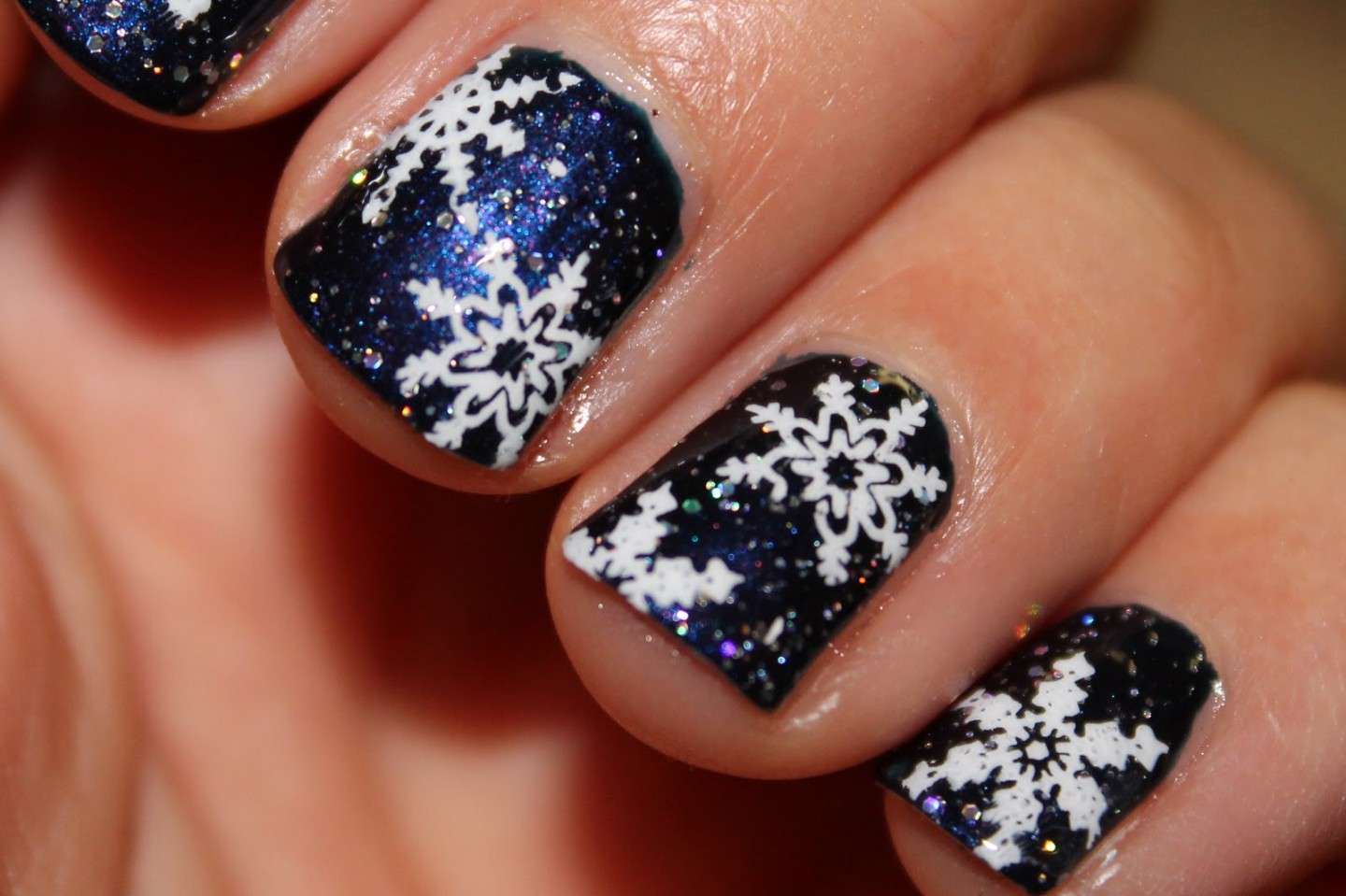 Nail art blu con fiocchi di neve