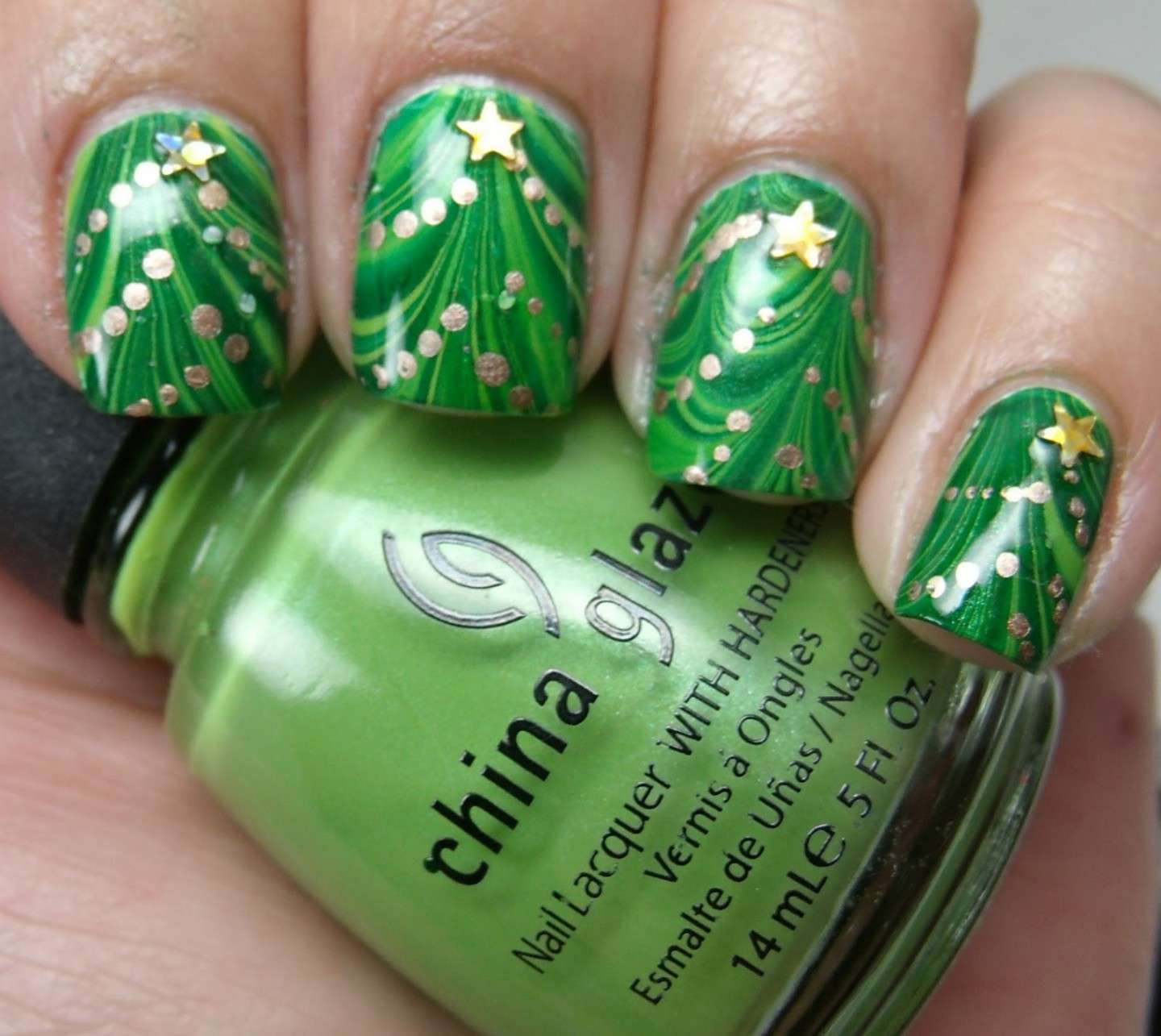 Nail art con albero di Natale e applicazioni