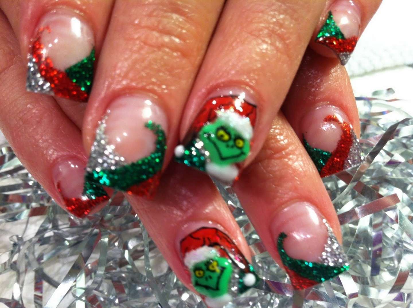 Decorazione per le unghie natalizie: l'elfo