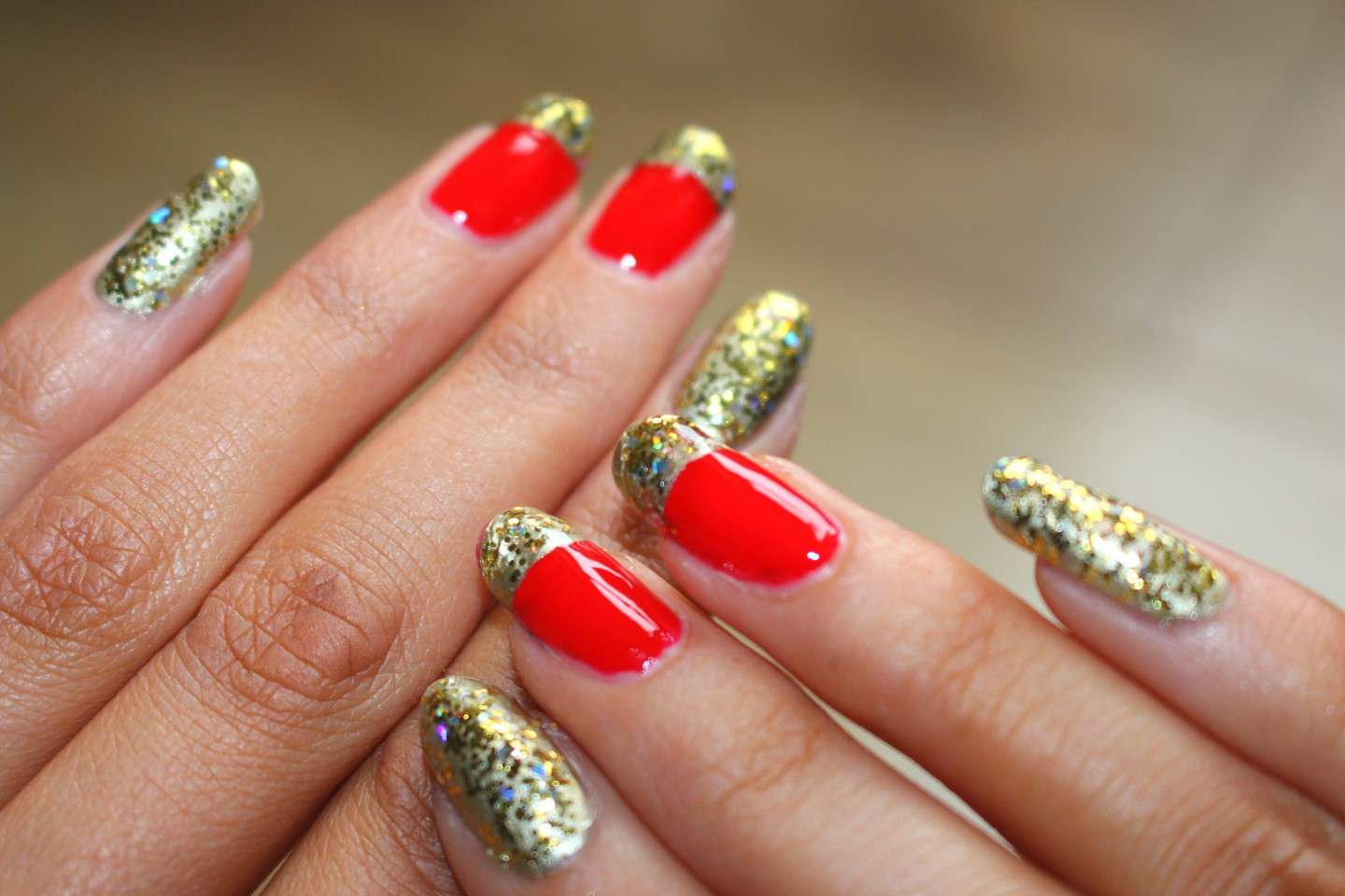 Nail art oro e rossa perfetta per Natale