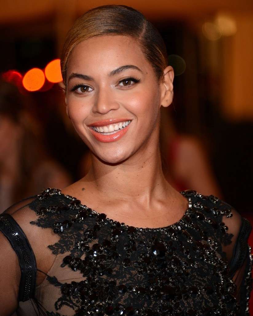 Beyonce con blush color pesca