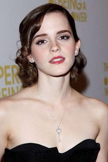Beauty look delle star per le Feste: Emma Watson e il nude look