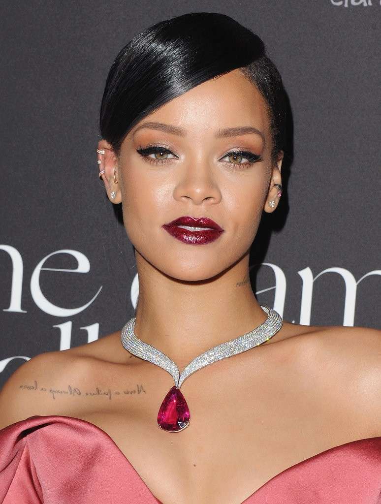 Rihanna occhi da gatta e rossetto scuro