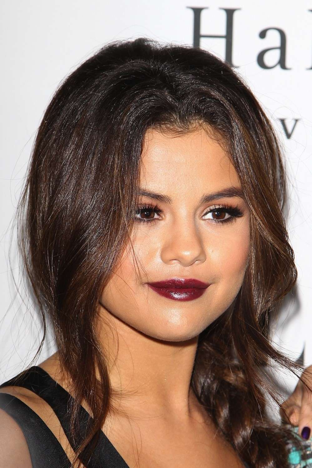Selena Gomez sceglie il rossetto bordeaux