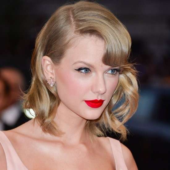 Taylor Swift con eyeliner e rossetto rosso