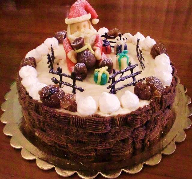 Torta natalizia con panna e cioccolato