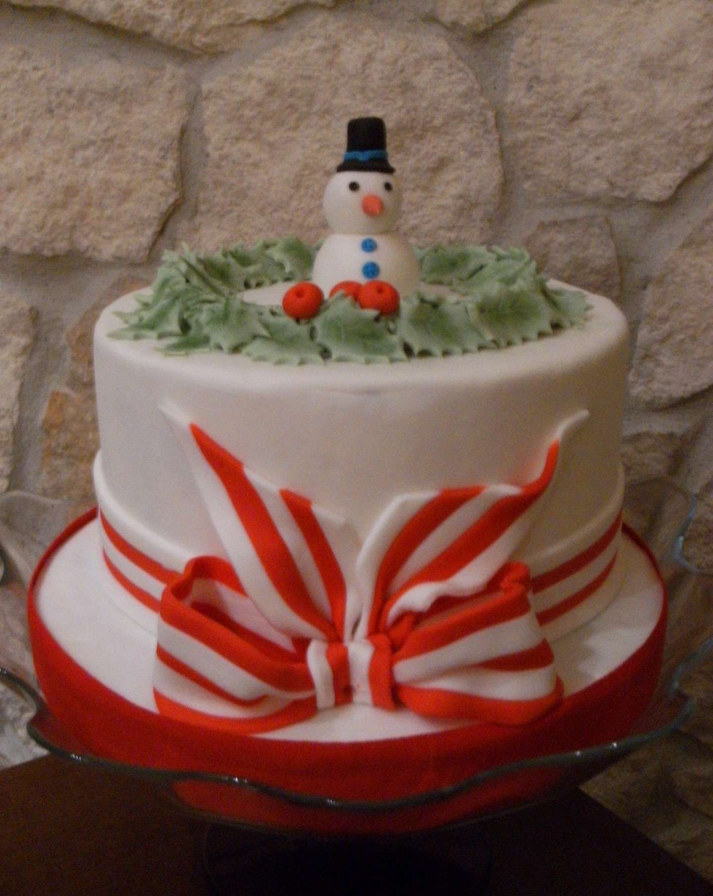 Bellissima torta natalizia con pupazzo di neve