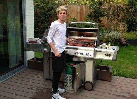 Le foto pubblicate dalle star su Twitter: Niall Horan al barbecue