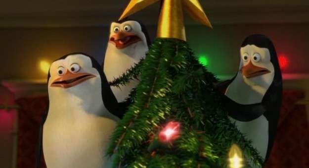 I pinguini intorno all'albero di Natale