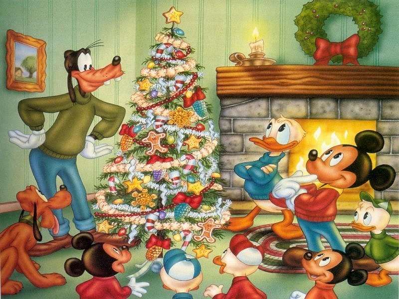 Topolino Pluto e Paperino intorno all'albero di Natale
