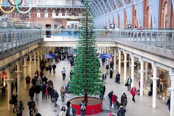 Albero di Natale a  St Pancras station a Londra