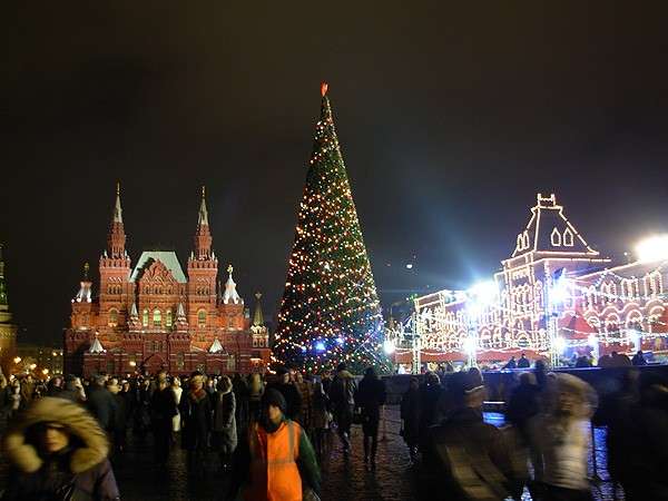 Imponente albero di Natale a Mosca