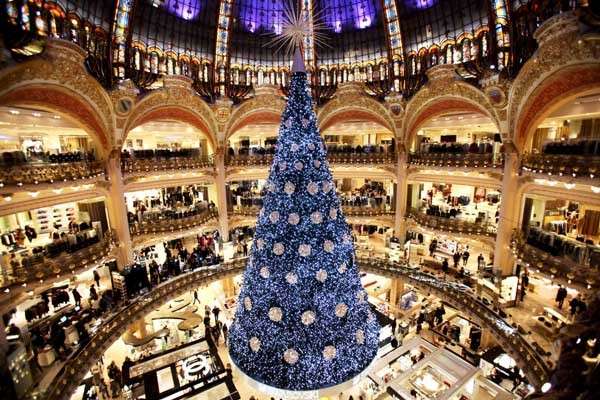 Il meraviglioso albero di Natale alla Galleria Lafayette a Parigi