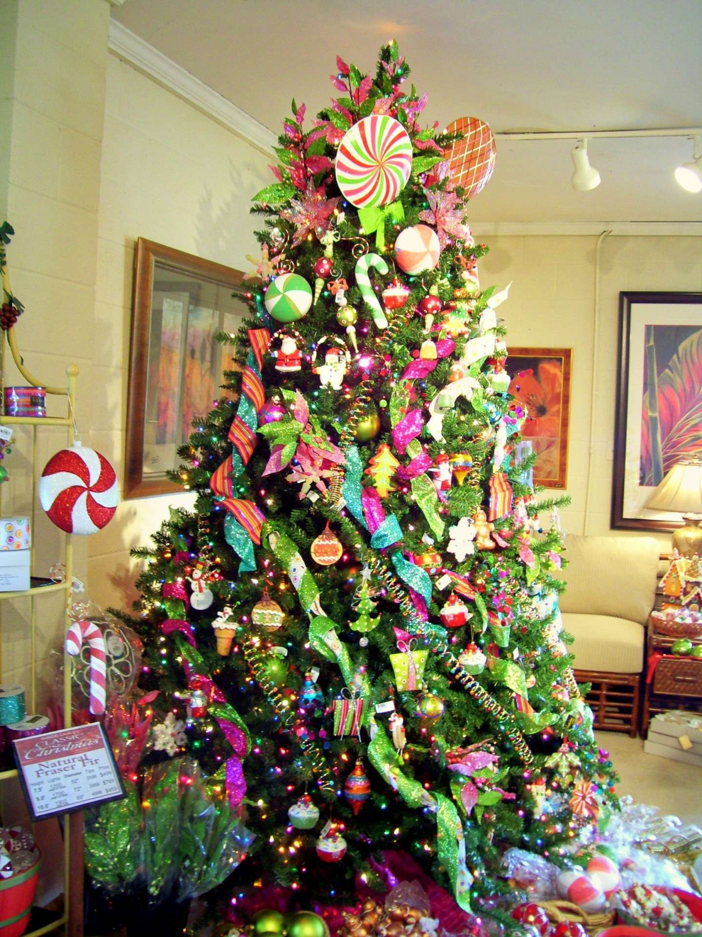 Albero di Natale casalingo decorato con caramelle