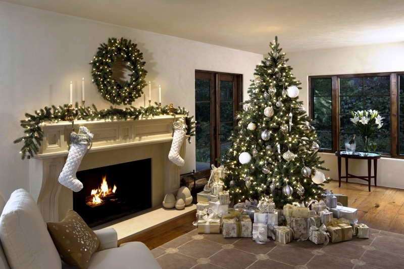 Meraviglioso abete natalizio con decorazioni bianche