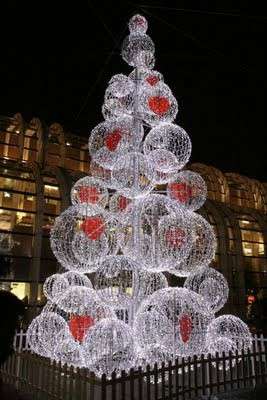 Particolarissimo albero di Natale in vetro a Parigi