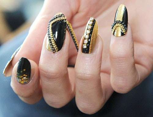 Nail art con decorazioni oro e nero