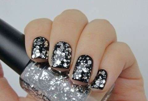 Particolare nail art nera con glitter