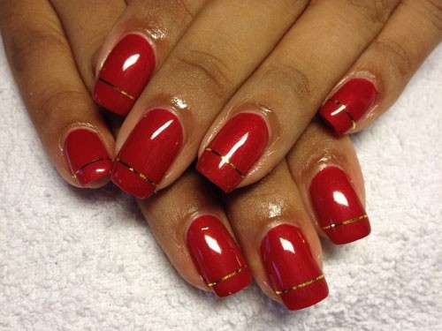Meravigliosa nail art rossa con dettagli oro