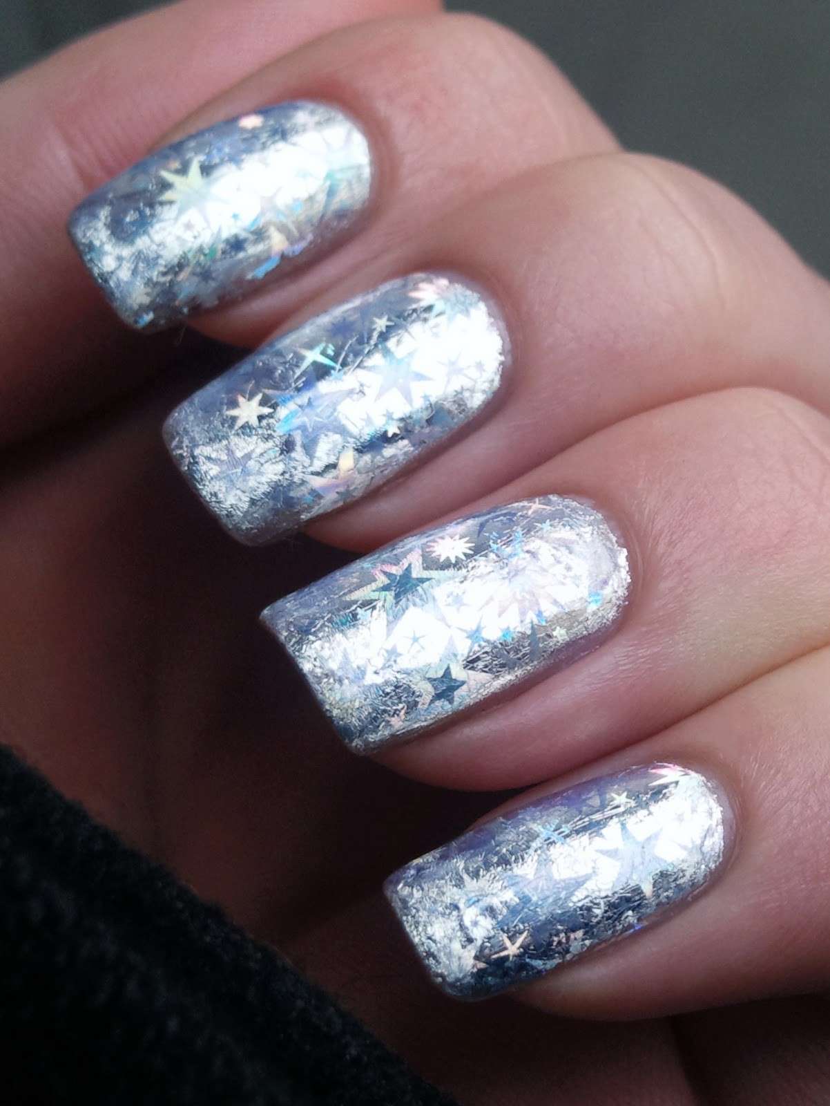 Nail art silver con stelline per l'ultimo dell'anno