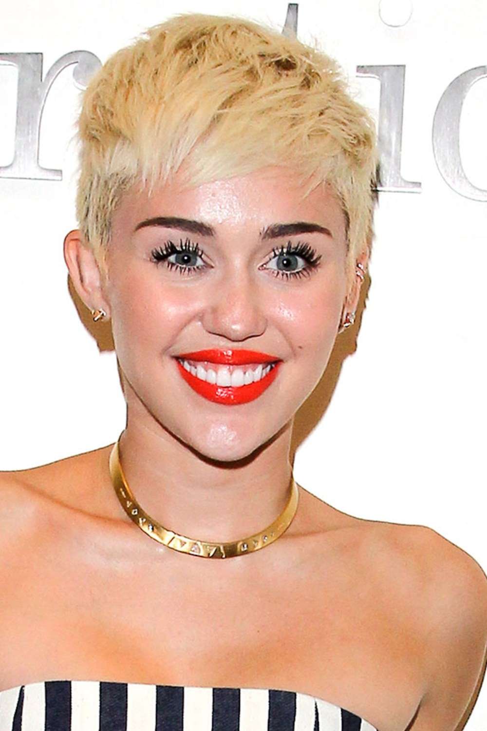 Miley Cyrus sceglie la frangia corta e sfrangiata