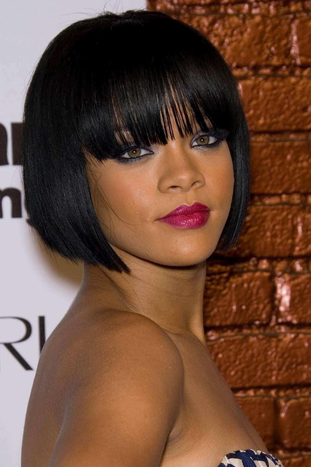 Rihanna con caschetto e frangia lunga