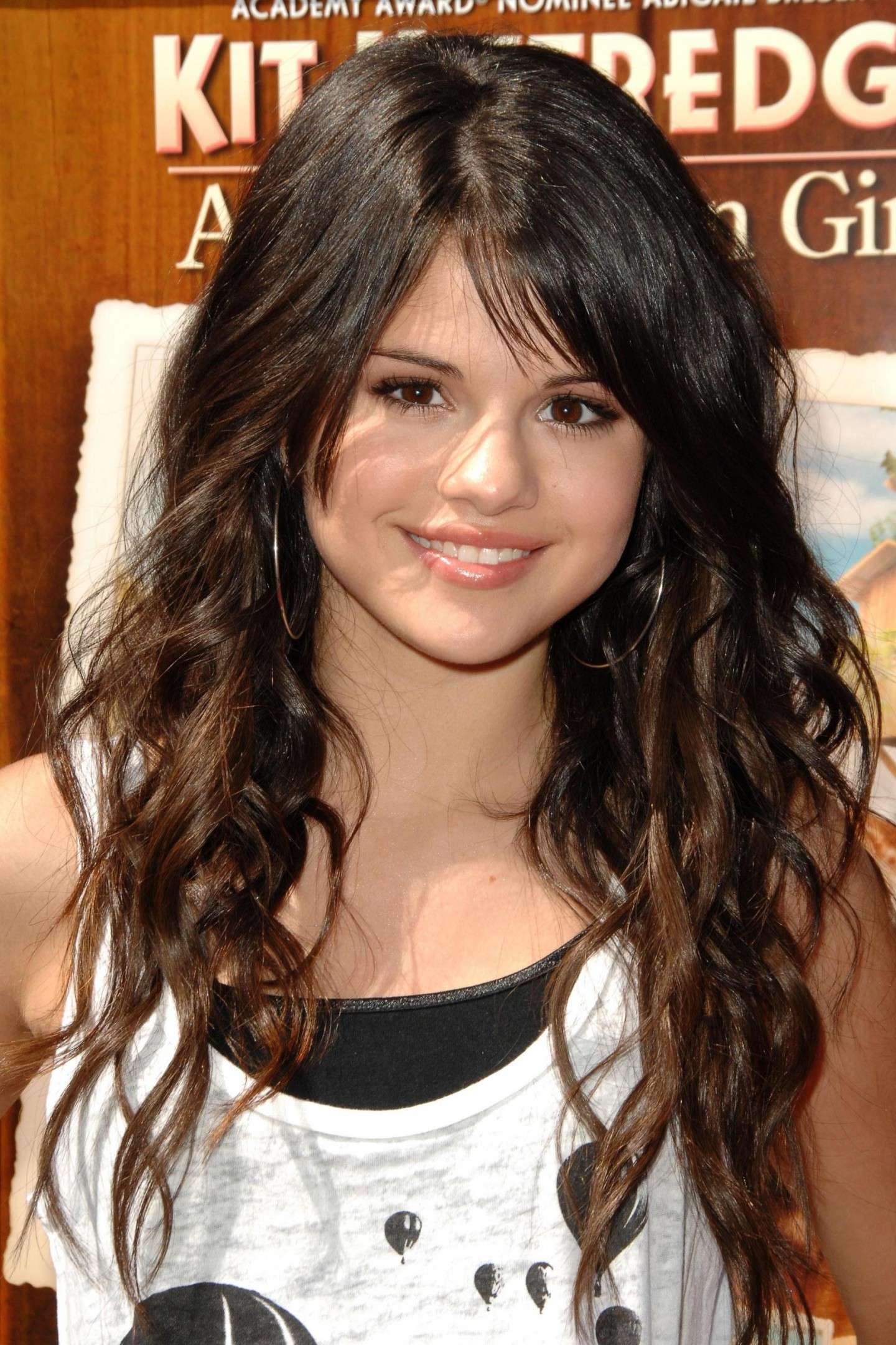Selena Gomez con la frangia sfilata e leggera