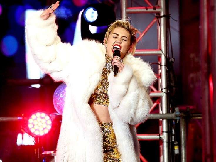 Miley Cyrus con look oro e bianco