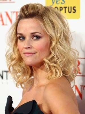 Reese Whiterspoon con capelli mossi