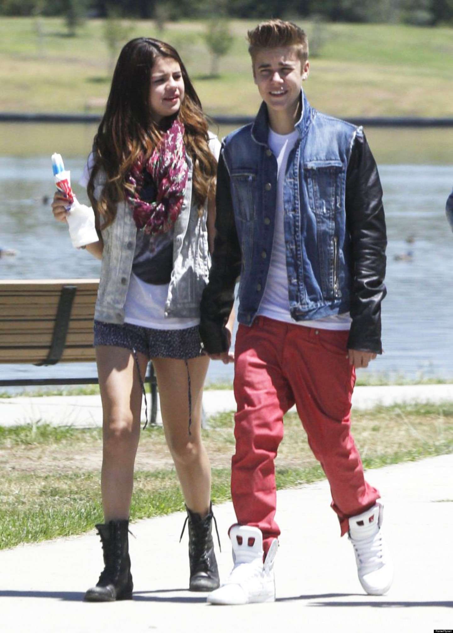 Justin Bieber e Selena Gomez passeggiano mano nella mano
