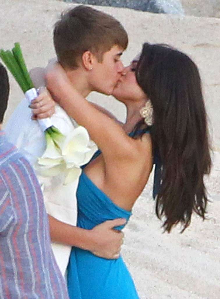Un romantico bacio tra Justin e Selena